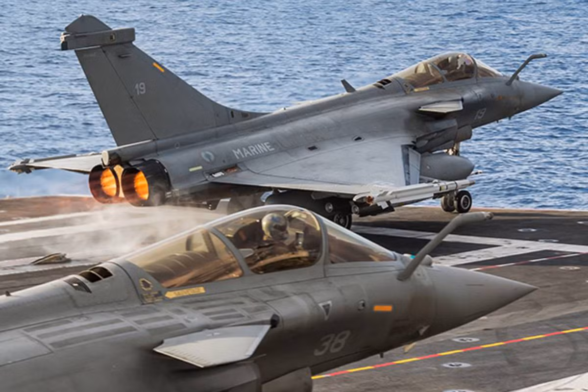 Radar mảng quét điện tử chủ động (AESA) của máy bay phản lực Rafale M giúp tăng cường khả năng phát hiện và theo dõi, trong khi bộ tác chiến điện tử Spectra cung cấp khả năng phòng thủ mạnh mẽ chống lại các mối đe dọa tên lửa. Ảnh: @Swarajya.