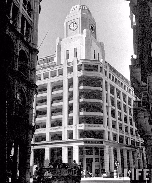 Một góc phố với những tòa nhà cao tầng ở Hồng Kông năm 1945. Ảnh: sina.com.cn.