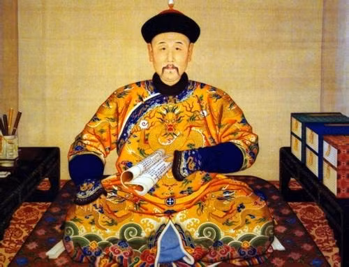 Khang Hi Đế ra chiếu thư, nêu ra những tội trạng của Ngao Bái nhưng niệm tình Ngao Bái đã có công lớn khi nhà Thanh tiến vào Trung Nguyên và khi làm đại thần phụ chính nên tha tội chết mà bị giam cầm vĩnh viễn. Ảnh: baidu.com.