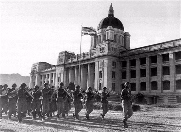 Trước năm 1945, Triều Tiên nằm dưới gót giày quân đội Đế quốc Nhật Bản sau hiệp ước đầy tranh cãi được ký kết vào ngày 22/8/1910 mà điều khoản chính của nó là sát nhập toàn bộ lãnh thổ Triều Tiên vào Nhật Bản. Hiệp ước sát nhập Nhật Bản - Triều Tiên đã mở ra thời kỳ đen tối đối với nhân dân đất nước này suốt 35 năm sau đó. Ảnh: Binh sĩ Mỹ đặt chân tới Triều Tiên. Nguồn ảnh: Sina