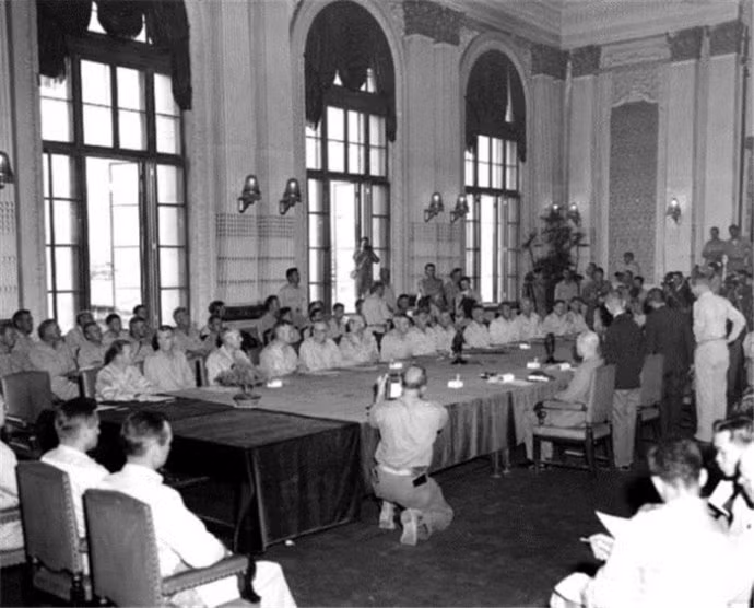 Quang cảnh lễ ký kết văn kiện quân đội phát xít Nhật đầu hàng đồng minh vô điều kiện. Trong ảnh, đại diện Nhật ngồi bên phải bàn. Nguồn ảnh: Sina