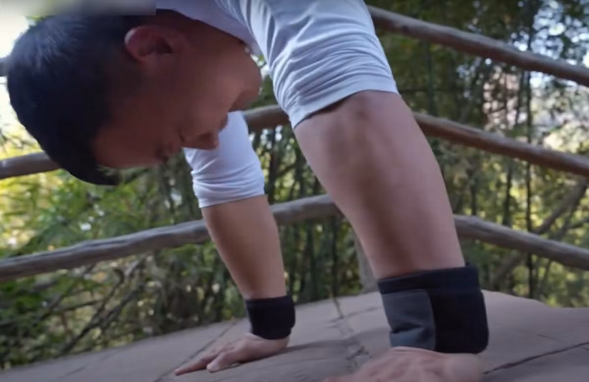 “Đây là ngọn núi thứ 34 tôi thử thách và cũng là ngọn núi khó khăn nhất, khiến tôi ngã gần trăm lần”, Sun Guo Shan chia sẻ sau khi lên đến đỉnh Thiên Môn Sơn. Ảnh: @Curious Facts.