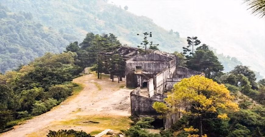  Mỏ Lambi Dehar, Mussoorie Range, là mỏ quặng sắt đầu tiên ở Ấn Độ và nằm ở quận Nagar của Uttarakhand. Những công nhân sống gần mỏ đã chết vì ho ra máu, bởi rối loạn phổi do khí độc thoát ra từ mỏ. Con cái của những người thợ mỏ từng chơi trốn tìm trong mỏ cũng mắc bệnh phổi. Ảnh: @Sterling Holidays.