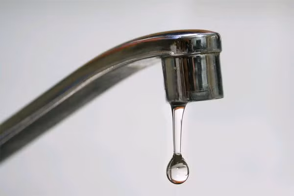  Vòi nước rỉ nước: Vòi nước trong gia đình nếu có hiện tượng rò rỉ nước cần nhanh chóng sửa chữa. Nếu không kịp thời xử lý không chỉ gây lãng phí tài nguyên nước mà lỗi sai phong thủy này còn làm tổn hại đến phúc báo của chủ nhà. Ảnh: beuer.vn. 