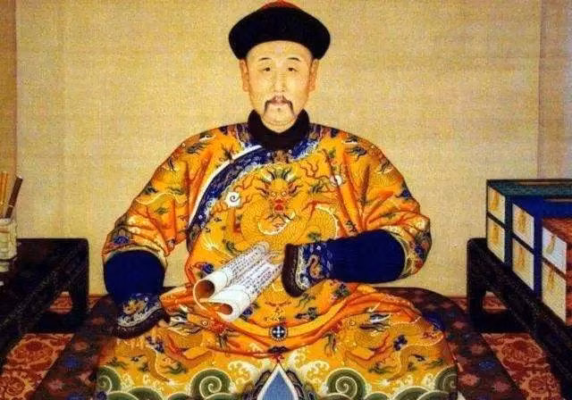  Khang Hi Đế có thể được coi là "Thủy Tổ trung hưng" của thời đại Mãn Thanh, thời kỳ "Khang Càn thịnh trị" bắt nguồn từ triều đại của ông. Khi Khang Hi Đế 8 tuổi đã được kế thừa Hoàng vị, năm 14 tuổi bắt đầu đích thân quản lý triều chính, đến năm 16 tuổi đã thành công trong việc bài trừ thế lực của Ngao Bái. Ảnh: image.baidu.com. 