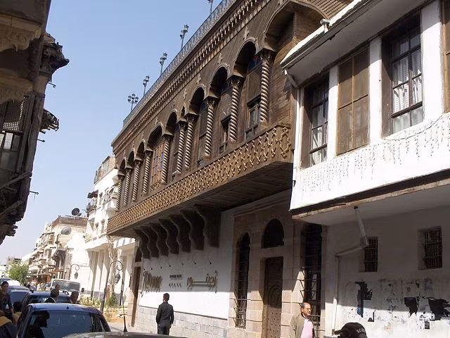 Ngày nay, Damascus là một sự pha trộn kỳ diệu giữa mới và cũ, các ngôi nhà, khách sạn, các tòa nhà chính phủ mới ở khu hiện đại cùng có mặt với hơn 200 đền thờ Hồi giáo và những ngôi nhà một tầng theo phong cách Damas nổi tiếng ở thành phố cũ. Ảnh: Một con đường tiêu biểu ở Damas cũ (Wikipedia).