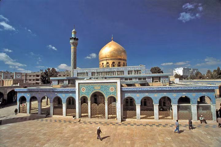Damascus cách các địa danh sau 2 giờ xe hơi: thủ đô Beirut của Lebanon, biên giới Jordan và biên giới tạm với Israel ở đồi Golan Heights; cách Maaloula, Seidnaya và đền thờ Hồi giáo Al Sayidah Zeinab ít hơn 1 giờ. Ảnh: Cổng đền thờ Hồi giáo dòng Shia Al Sayidah Zeinab ở vùng ngoại ô phía Nam Damascus (Wikipedia). 