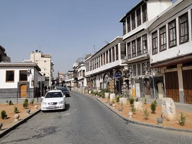 Damascus nổi tiếng với các khu chợ phương Đông (bazaar) là các cửa hàng, quầy hàng và quán cà phê dọc theo các con đường. Một trong số này là đường “Straigh” liên quan tới sự cải đạo sang Thiên Chúa giáo của thánh Saint Paul đã được nêu trong Kinh Thánh. Ảnh: Con đường thần thánh “Straigh” ở Damascus ngày nay (Wikipedia). 