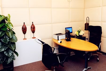 Bạn cảm thấy mọi việc không như ý, phải đối đầu với tiểu nhân, có thể bạn đã phạm phải sai lầm phong thủy ảnh hưởng đến công việc. Thông thường không gian bên trái bàn làm việc phải nhỏ hơn bên phải, và bên trái bàn làm việc không nên bày quá nhiều đồ vật và những đồ vật này cũng không nên cao quá, ngược lại bên phải có thể đặt nhiều đồ vật hơn, và đồ vật có thể cao một chút. Như vậy, công việc của bạn mới suôn sẻ, đặc biệt trên bàn làm việc không nên có ba đồ vật sau. Ảnh: meiguoshenpo.com