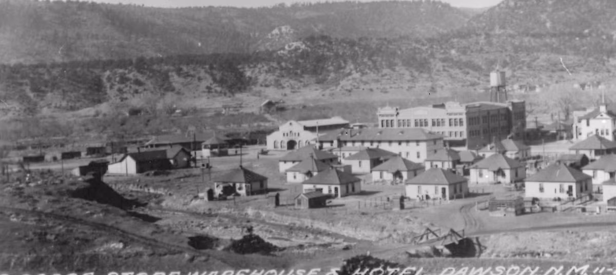 Dawson, New Mexico, từng là một thị trấn nhộn nhịp, giờ đây trở thành một nơi gắn liền với những ám ảnh về quá khứ bi thảm. Thị trấn được xây dựng xung quanh mỏ than Dawson, mở cửa vào năm 1901. Ảnh: @New Mexico.