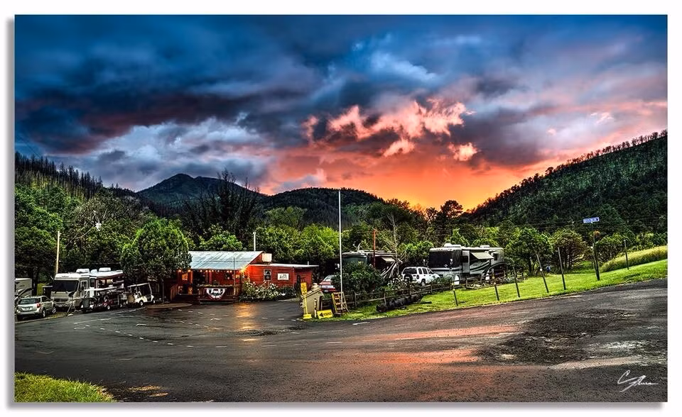 Những lời đồn về quá khứ đen tối đã ám ảnh khu cắm trại RV nằm trong Rừng Quốc gia Santa Fe từ lâu. Lịch sử cho thấy, vào cuối thế kỷ 17, một linh mục đã đến và tàn bạo giết chết những cư dân người Mỹ bản địa trên vùng đất này. Ảnh: @bonitohollow.