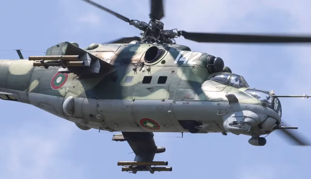 Tuy nhiên, với tất cả những điểm mạnh của mình, tuổi thọ của Mi-24 là một điểm trừ. Buồng lái và hệ thống điện tử hàng không của nó thiếu các cảm biến tân tiến, không giống trong các trực thăng hiện đại như AH-64 Apache của Mỹ hoặc Eurocopter Tiger. Ảnh: @19FortyFive. 