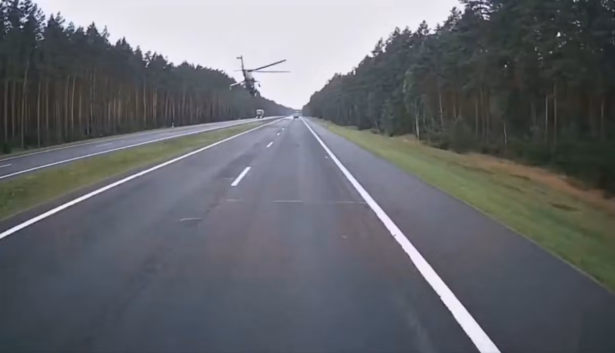 Đoạn clip này cho thấy, phi hành đoàn Mi-24 nhận thấy chướng ngại vật quá muộn, đâm vào đường dây điện, dẫn đến tình trạng chết máy khí động học và mắc thêm một loạt lỗi khác, cuối cùng dẫn đến tai nạn thảm khốc. Ảnh: @Fighterbomber.