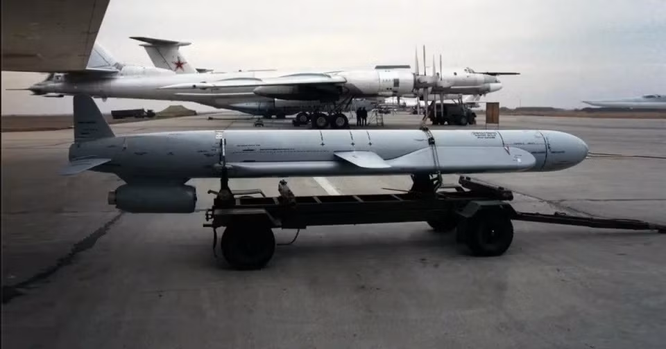 Trong khi đó, tên lửa hành trình Kh-101 đại diện cho vũ khí hiện đại đỉnh cao của Nga. Được phát triển bởi Cục Thiết Kế Raduga và đưa vào sử dụng năm 2012, Kh-101 là tên lửa hành trình phóng từ trên không. Nó được thiết kế để tấn công chính xác vào các mục tiêu chiến lược. Ảnh: @Defence Industry Europe.
