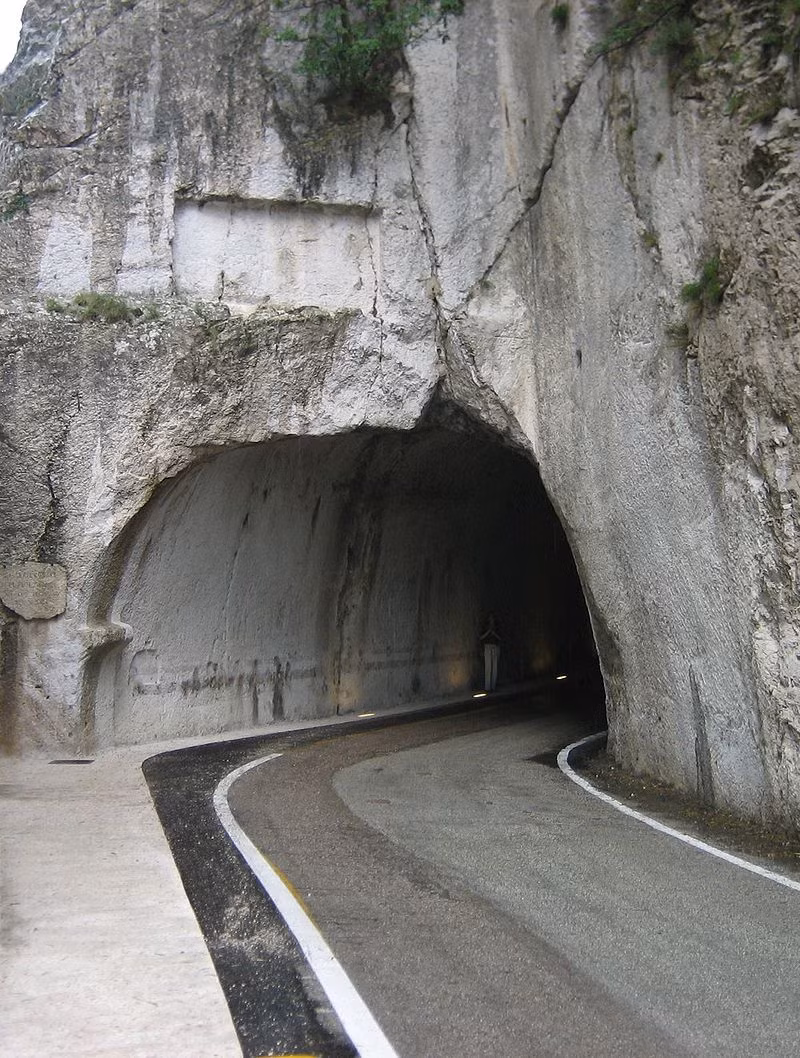 Đèo Furlo, còn được gọi là Gola del Furlo, hoặc Passo del Furlo trong tiếng Ý, là một hẻm núi ngoạn mục ở vùng Marche, miền trung nước Ý. Nó nằm dọc theo Via Flaminia, một con đường La Mã cổ đại, và chạy gần Sông Candigliano, một nhánh của Metauro. Ảnh: @Wikipedia. 