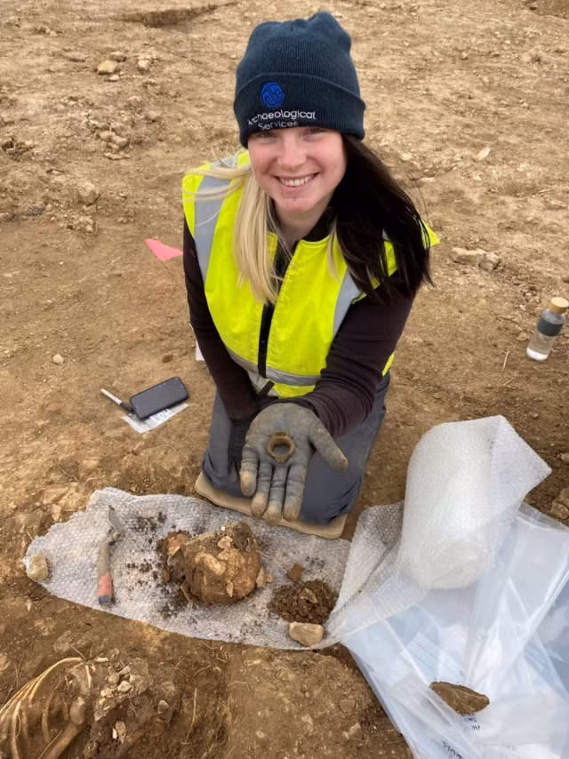 Kat Baxter, người phụ trách khảo cổ học tại Bảo tàng và Phòng trưng bày Leeds, cho biết: “Đây thực sự là một phát hiện độc đáo và đáng chú ý, có ý nghĩa to lớn đối với sự hiểu biết của chúng ta về lịch sử thời kỳ đầu của Leeds, và những người đã định cư tại đây”. Ảnh: @Dịch vụ Khảo cổ học West Yorkshire.