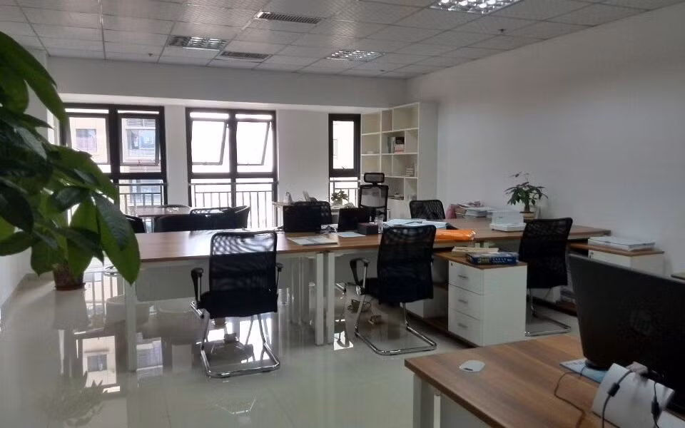 Vị trí làm việc không được chính diện với cửa chính của văn phòng, bởi cửa chính là nơi khí từ bên ngoài đi vào văn phòng, nếu ngồi ở vị trí này, khí trường rất dễ ảnh hưởng đến ý thức, hệ thần kinh của con người. Ảnh: tmjob88.com.