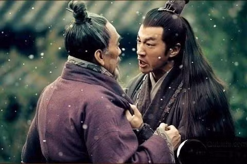 Vì thế, Vương Doãn muốn Lã Bố làm nội ứng còn Lã Bố thì lại ngại vì mang danh cha con kết nghĩa với Đồng Trác. Vương Doãn liền nói: “Ngài họ Lã, ông ta họ Đổng, không có quan hệ cốt nhục, nếu hôm nay, ngài đến cả tính mạng còn không bảo toàn kịp thời, còn màng gì đến cái danh cha con?”. Nghe vậy, Lã Bố liền đồng ý với Vương Doãn. Tạo hình Vương Doãn và Lã Bố trên phim, nguồn: baidu.com. 