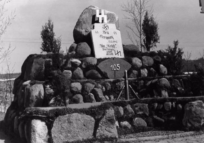 Một đài tưởng niệm chiến tranh ở Liên Xô năm 1942.