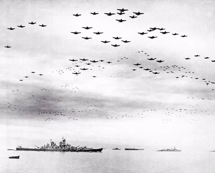 Tàu chiến và máy bay của quân đồng minh ở vịnh Tokyo, Nhật Bản năm 1945.