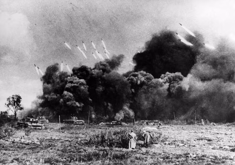 "Mưa" tên lửa Katyusha của Liên Xô ở Mặt trận phía Đông năm 1941.