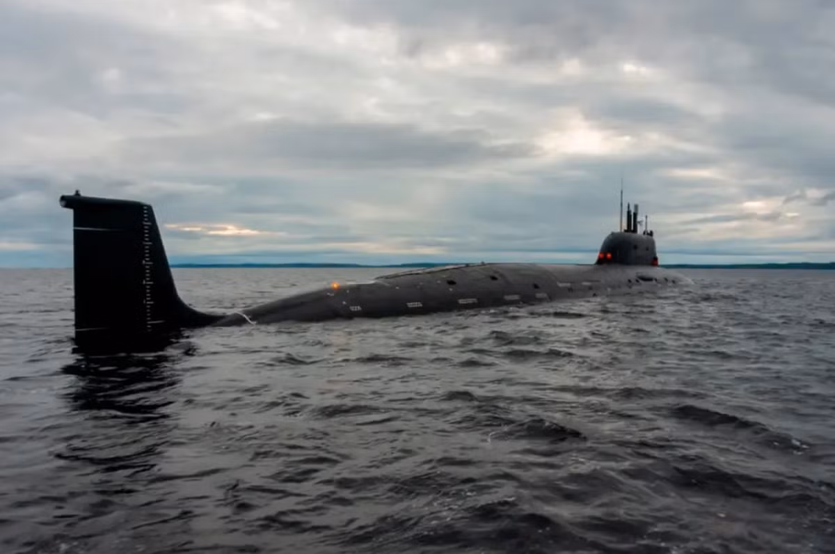 GIUK là vùng nước mà các tàu ngầm từ Hạm đội phương Bắc của Nga ở Murmansk đi lên rồi đi xuống qua khe hở đó. Murmansk là nơi có một số tàu ngầm hiện đại nhất của Nga đang hoạt động, trong đó có Tàu ngầm lớp Yasen-M chạy bằng năng lượng hạt nhân. Ảnh: @Ministry of Defense of Russia.