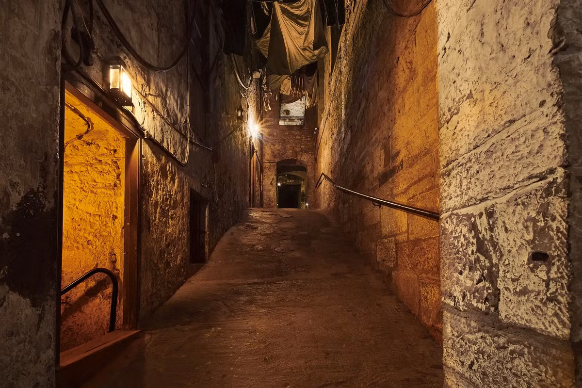Mary King's Close ở thủ đô Edinburgh, Scotland là một khu phố ngầm, nơi những cư dân nghèo nhất và độc ác nhất của thành phố từng sinh sống. Ảnh:@realmarykingsclose.