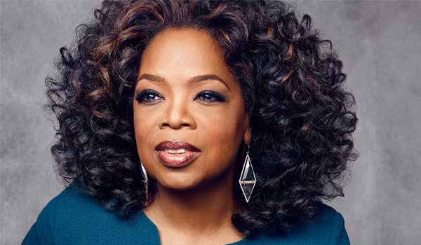 Ngày 29/1/1954, cô bé người Mỹ gốc Phi Oprah Winfrey chào đời trong một nông trại nhỏ bang Mississippi (Mỹ). Tuổi thơ của bà gắn với những tổn thương tinh thần nghiêm trọng khi nhiều lần bị quấy rối tình dục năm lên 9 tuổi và mang thai ngoài ý muốn ở tuổi 14. Con trai bà qua đời chỉ 2 tuần sau khi sinh.