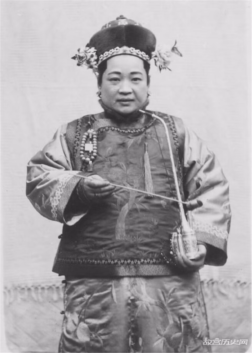 Những phi tần lớn tuổi nhà Thanh đa phần đều thích hút thuốc. Khi đó, hút thuốc là tiêu chí nữ tính của xã hội thượng lưu. Ảnh: gugong.net. 