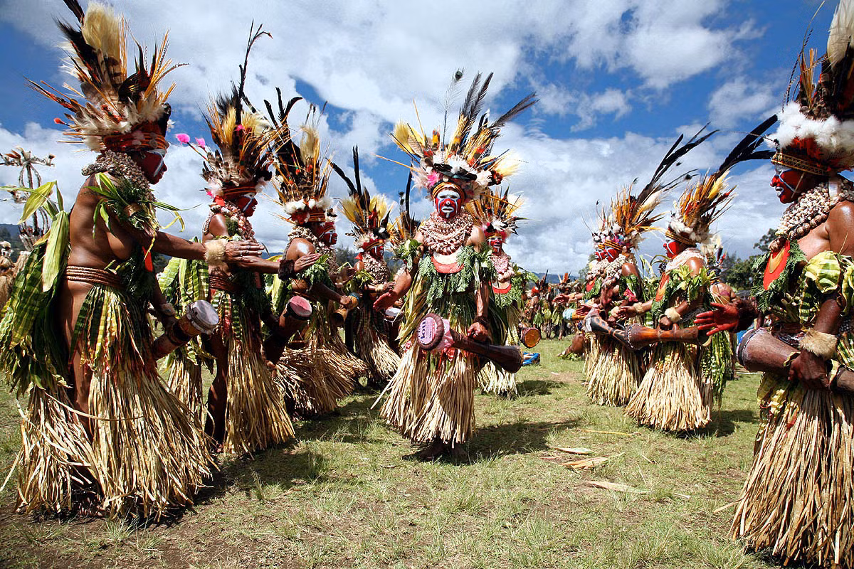 Người ta tin rằng, hàng trăm ngôn ngữ ở Papua New Guinea tồn tại được một phần là nhờ địa hình hiểm trở của đất nước này, khiến các ngôi làng vẫn tách biệt với những ngôi làng khác, nhờ đó bảo tồn được tiếng nói của riêng họ. Ảnh: @Acanela Expeditions.
