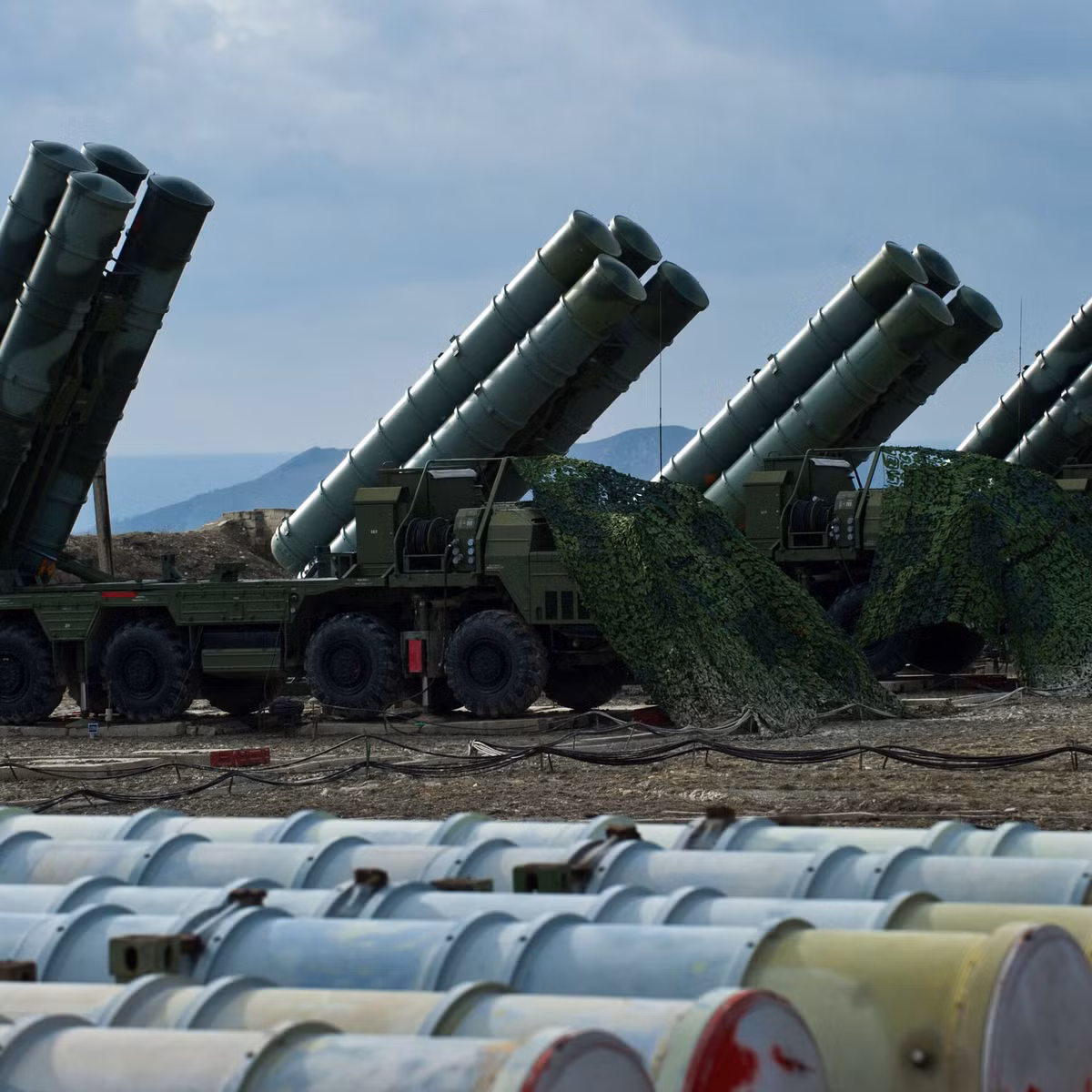 Điểm khác biệt của S-400 là khả năng tích hợp vào mạng lưới phòng thủ nhiều lớp. Kết hợp với các hệ thống tầm ngắn hơn như Pantsir-S1 và được hỗ trợ bởi các đơn vị tác chiến điện tử, nó tạo ra một rào cản đáng gờm. Ảnh: @Sputnik News. 