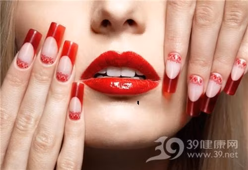  Nốt ruồi ở phía dưới môi: Phụ nữ có nốt ruồi ở phía dưới môi là người thích buôn chuyện, nói xấu người khác sau lưng, hay tò mò chuyện người khác, chính vì thế họ rất dễ đắc tội với người khác và thường không có bạn thân. Ảnh: 39.net. 