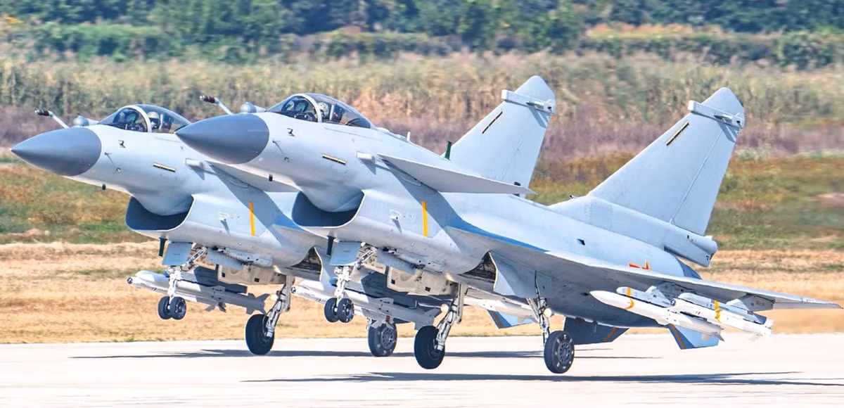 Trong khi thông tin chi tiết cụ thể về bộ tác chiến điện tử của J-10C còn khan hiếm, do cách tiếp cận bí mật của Trung Quốc đối với công nghệ quân sự, nhưng các nhà phân tích quốc phòng cho rằng, bộ tác chiến điện tử của J-10C có thể kết hợp các hệ thống gây nhiễu tương tự như KG300G hoặc KG600, có khả năng can thiệp vào hệ thống radar và liên lạc của đối phương. Ảnh: @PAF Falcons.