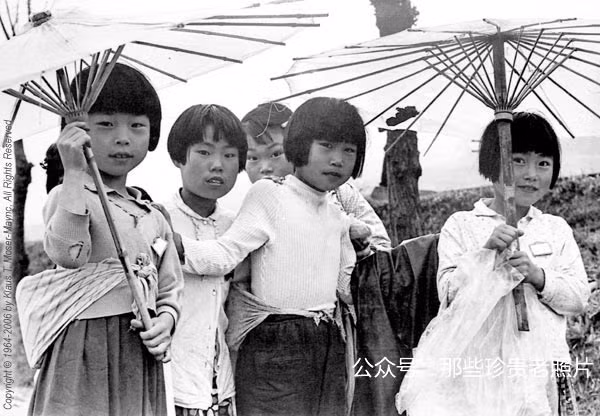 Những em bé Hàn Quốc vui tươi cầm ô đến trường. Ảnh: sina.com.cn. 
