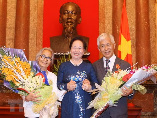 Mặc dù là nhà khoa học nổi tiếng ở Pháp và thế giới, song GS. Trần Thanh Vân vẫn luôn đau đáu hướng về quê hương. Năm 1993, sau rất nhiều khó khăn, GS. Trần Thanh Vân và vợ là GS. Lê Kim Ngọc đã tổ chức thành công hội nghị Gặp gỡ Việt Nam lần thứ nhất. 