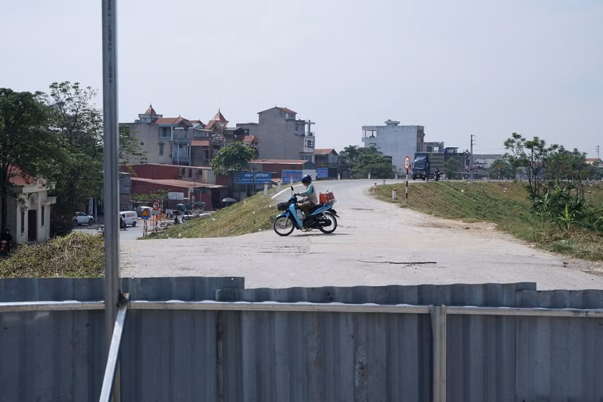 Do cấm đường, nhiều phương tiện đã phải quay đầu xe.