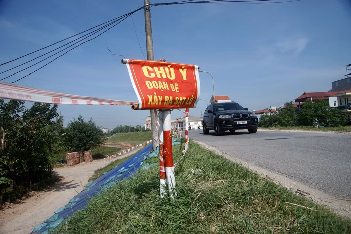 Tuyến đê tả Đáy đoạn đi qua địa bàn phường Yên Nghĩa, quận Hà Đông là tuyến đê kết hợp giao thông với lưu lượng người và phương tiện tham gia giao thông lớn.