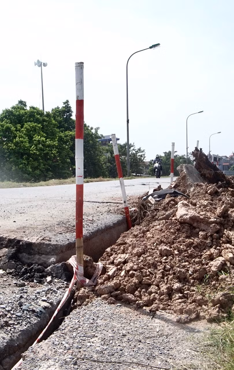 Trên mặt đê xuất hiện nhiều vết gãy.