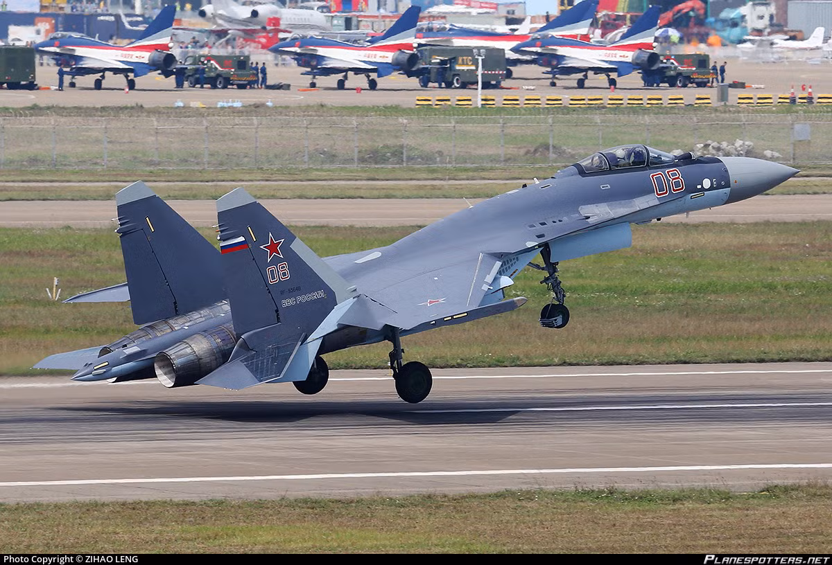 Được trang bị hai động cơ Saturn AL-41F1S với vòi phun đẩy vector, Su-35 đạt được khả năng siêu cơ động, cho phép thực hiện các động tác nhào lộn cực độ như động tác Pugachev Cobra, trong đó máy bay đột ngột bay chồm lên một góc gần như thẳng đứng mà không bị chết máy. Ảnh: @RAND. 
