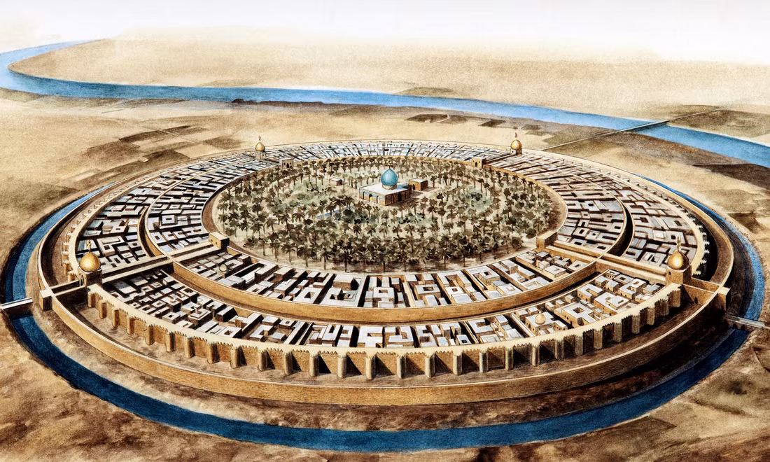 Thiết kế hình tròn của Baghdad cũng là một sáng tạo đột phá, “không có thành phố hình tròn nào được biết tới trong tất cả tôn giáo”. Thành có 4 cổng cách đều tâm điểm, là nơi bắt đầu các đường thẳng dẫn tới trung tâm thành phố: Cổng Kufa phía tây nam, cổng Basra phía đông nam (2 cổng mở ra trên kênh Sarat), cổng Sham hay Syrian ở tây bắc dẫn tới đường chính vào Anbar, qua sa mạc tới Syria, và cổng Khorasan phía đông bắc nằm gần sông Tigris dẫn tới cầu thuyền phía bên kia sông. Ảnh minh họa: hình vẽ Baghdad trong thế kỷ 10 của Jean Soutif, Science Photo Library.