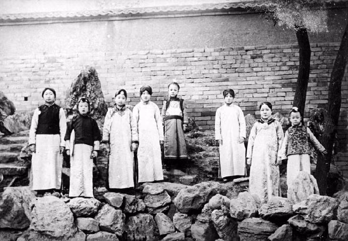 Các tiểu thư và công tử trong gia đình quan lại cùng người hầu. Ảnh: sina.com.cn.