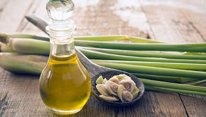 Hiện nay chưa có nhiều thí nghiệm đánh giá khả năng xua muỗi của các loại tinh dầu cụ thể. Hơn thế, tinh dầu có tính bay hơi rất nhanh nên dễ bay trong không khí, nên chỉ có tác dụng xua đuổi là chính.