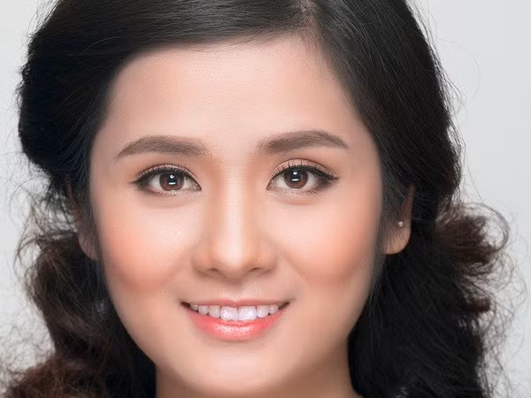 Cằm đầy đặn: Người phụ nữ có cằm đầy đặn hơn nữa lại là cằm hai ngấn là có phúc tướng vượng phu ích tử. Phụ nữ cằm tròn đầy đặn là người hòa đồng, rất biết nắm bắt ý tứ của người khác. Người có cằm tròn bóng là người có tài năng lãnh đạo, rất được mọi người ủng hộ giúp đỡ, điều này rất có lợi cho sự nghiệp của chồng. Ảnh: tinhhoa.net.