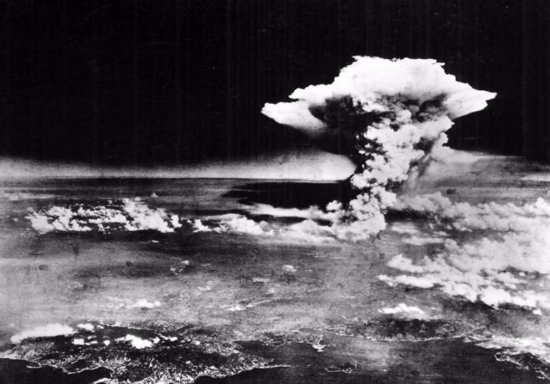Bức ảnh từ trên cao chụp Hiroshima, Nhật Bản vào thời điểm không lâu sau khi quả bom nguyên tử "Little Boy" được thả xuống năm 1945.