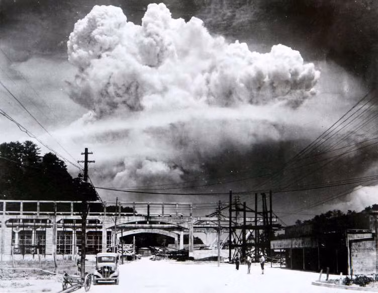 Sau khi một quả bom nguyên tử ném xuống thành phố Nagasaki của Nhật Bản năm 1945.