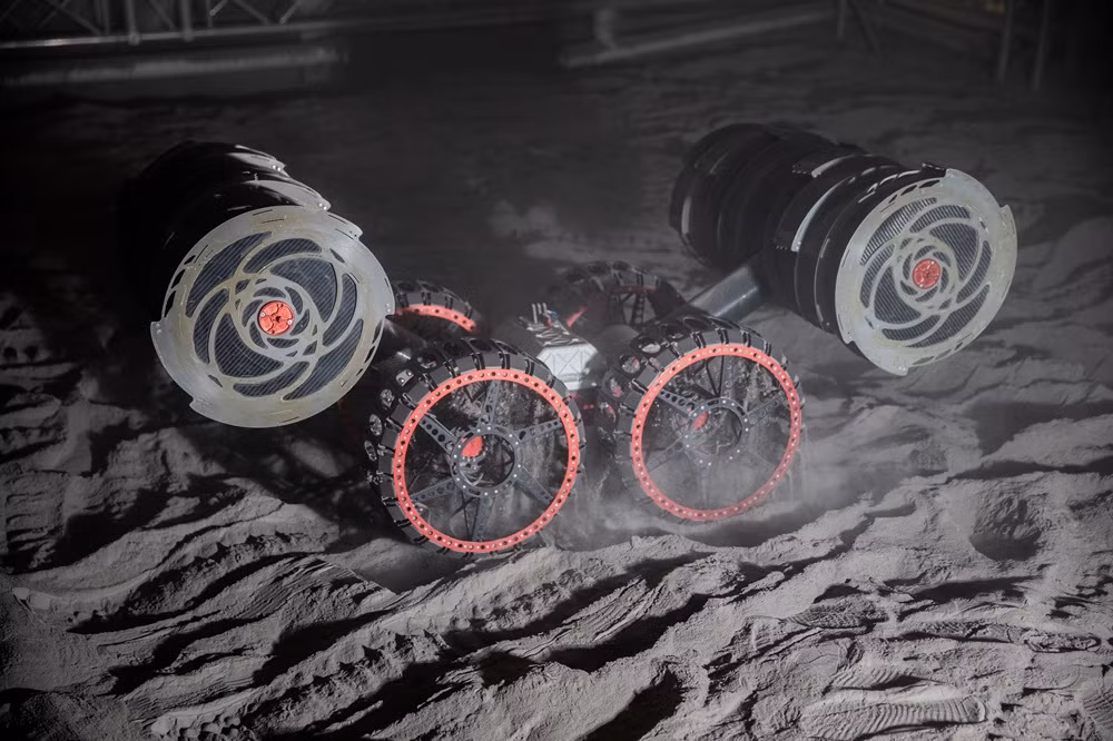 Mới đây, NASA đã tiết lộ cách thức hoạt động của một con Robot khai thác Mặt trăng, hay còn gọi là Máy đào thí điểm tận dụng tài nguyên tại chỗ (IPEx) trên bề mặt Mặt Trăng. Ảnh: @NASAKennedy.