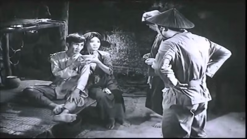 Không chỉ tên là Đào, chị Dậu trong Tắt đèn được miêu tả còn rất trẻ (24 tuổi) xinh đẹp. Điều này trái ngược với hình dung của nhiều người. Hầu hết mọi người chỉ nghĩ đến sự lam lũ, dũng cảm, tình yêu thương hết mực của chị Dậu cho chồng con, ít người để ý đến nhan sắc hoặc tuổi thật của chị Dậu.