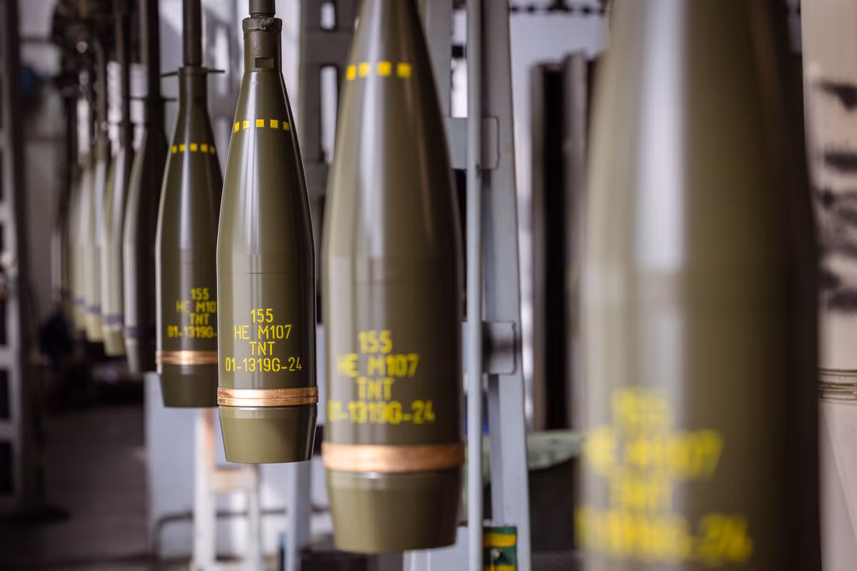 Đầu tư táo bạo của Rheinmetall vào Werk Niedersachsen là minh chứng cho tầm nhìn của công ty về một châu Âu mạnh mẽ và tự chủ, nhưng nó cũng nhắc nhở chúng ta về cái giá của sự bất ổn toàn cầu. 350.000 viên đạn của nhà máy sẽ sớm lan tỏa trên các chiến trường và các bảng cân đối tài chính, định hình các cuộc xung đột và liên minh theo những cách mà chúng ta mới chỉ bắt đầu nhìn thấy. Ảnh: @militarnyi. 