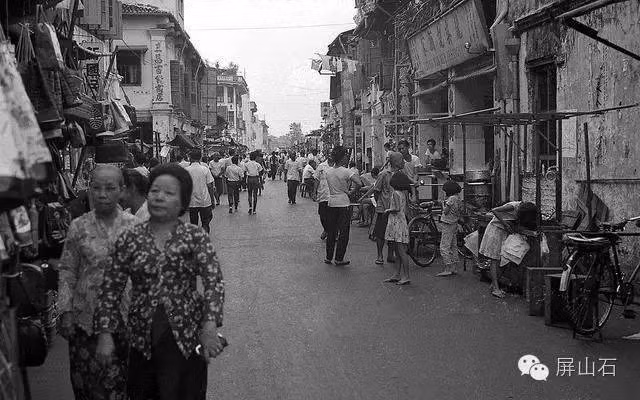 Một khu buôn bán sầm uất tấp nập kẻ bán người mua. Ảnh: 360doc.com.