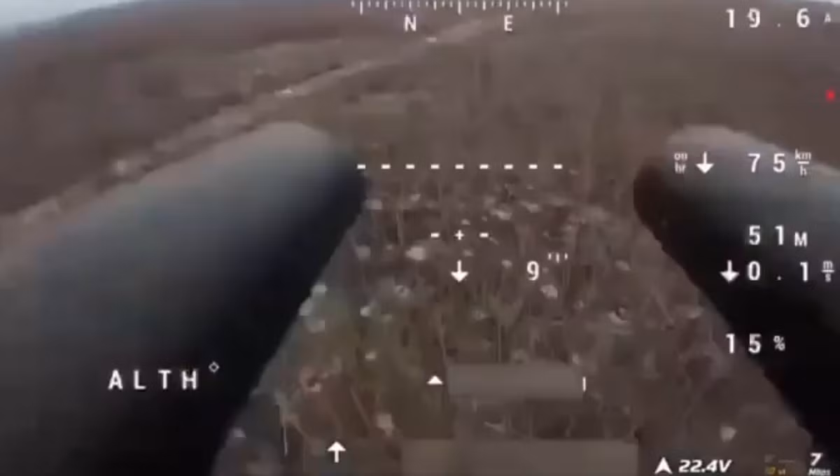 Theo các chuyên gia quân sự, việc Ukraine dùng Máy bay không người lái FPV với súng hai nòng có thể là phản ứng chống lại, trước sự gia tăng tính tinh vi của UAV Nga, khi các mẫu UAV dẫn đường bằng sợi quang có khả năng chống nhiễu điện tử hiệu quả. Ảnh: @Archer83Able.